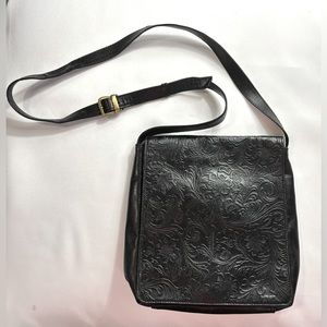 Crossing Point Black Leather Shoulder Bag 8.25" W x 9" H x 2 3/4" D Pre Owned